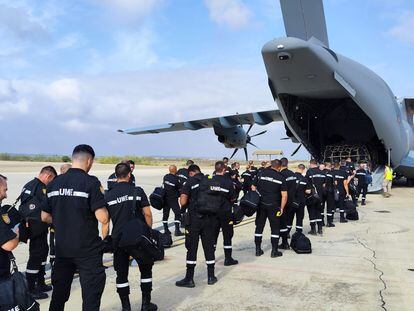 Integrandes de la UME embarcan en un avión A400 del Ejército del Aire en la Base Militar de Zaragoza, este domingo, rumbo a Marruecos.
