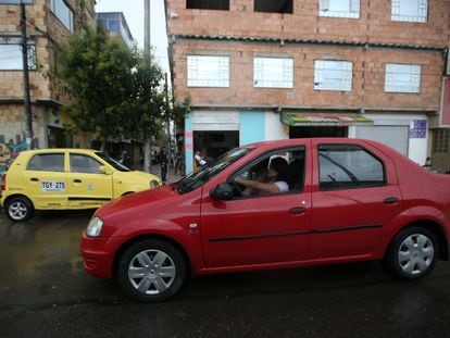 Una mujer conduce su automovil en Bogotá.