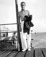 Luis Cernuda, en Ayamonte, (Huelva), en 1934.