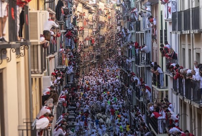 Al final, y felizmente, no se cumplieron los malos augurios que pesan sobre los toros de la ganadería de José Escolar, de Lanzahita (Ávila): ninguno de los participantes hizo ademán de volver a los corrales, como ya sucedió en tres años consecutivos, de 2015 a 2017, y solo se han registrado dos heridos por cornada entre los corredores, los primeros de este año.