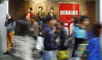 Inicio de las rebajas de inviernos en el centro de Sevilla.