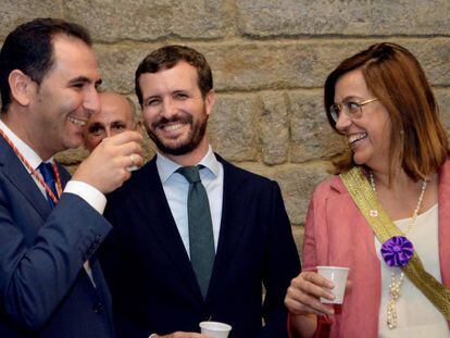 Pablo Casado (en el centro), este lunes, en una visita a Palencia con el alcalde de Ciudadanos y la presidenta de la Diputación.