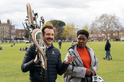 Jason Sudeikis y Sarah Niles, en un episodio de la segunda temporada de 'Ted Lasso'.