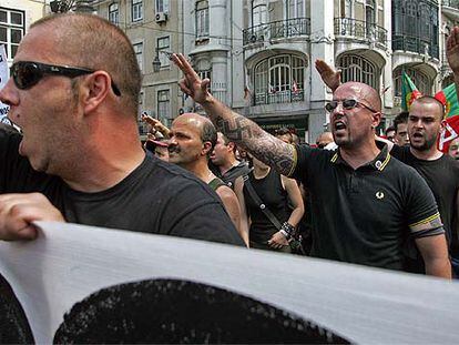 Manifestantes de extrema derecha con símbolos nazis protestan en el centro de Lisboa el pasado 18 de junio contra la política de inmigración.