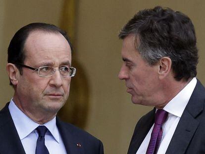 Hollande habla con el exministro de Presupuesto, Jerome Cahuzac, el pasado, en el Eliseo, el 4 de enero
