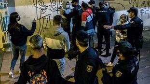 Vecinos del barrio de La Isleta se enfrentan a policías durante una protesta contra migrantes en Las Palmas de Gran Canaria, el pasado sábado. En vídeo, imágenes de los incidentes.