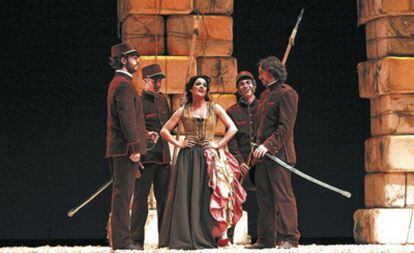 Un momento del ensayo de <i>Carmen</i> en el Teatro Lope de Vega.