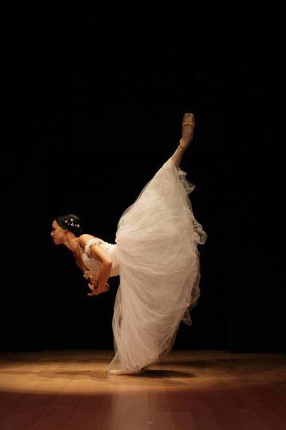 Viengsay Valdés, nueva directora del BNC, como Giselle en el segundo acto de este gran ballet romántico.