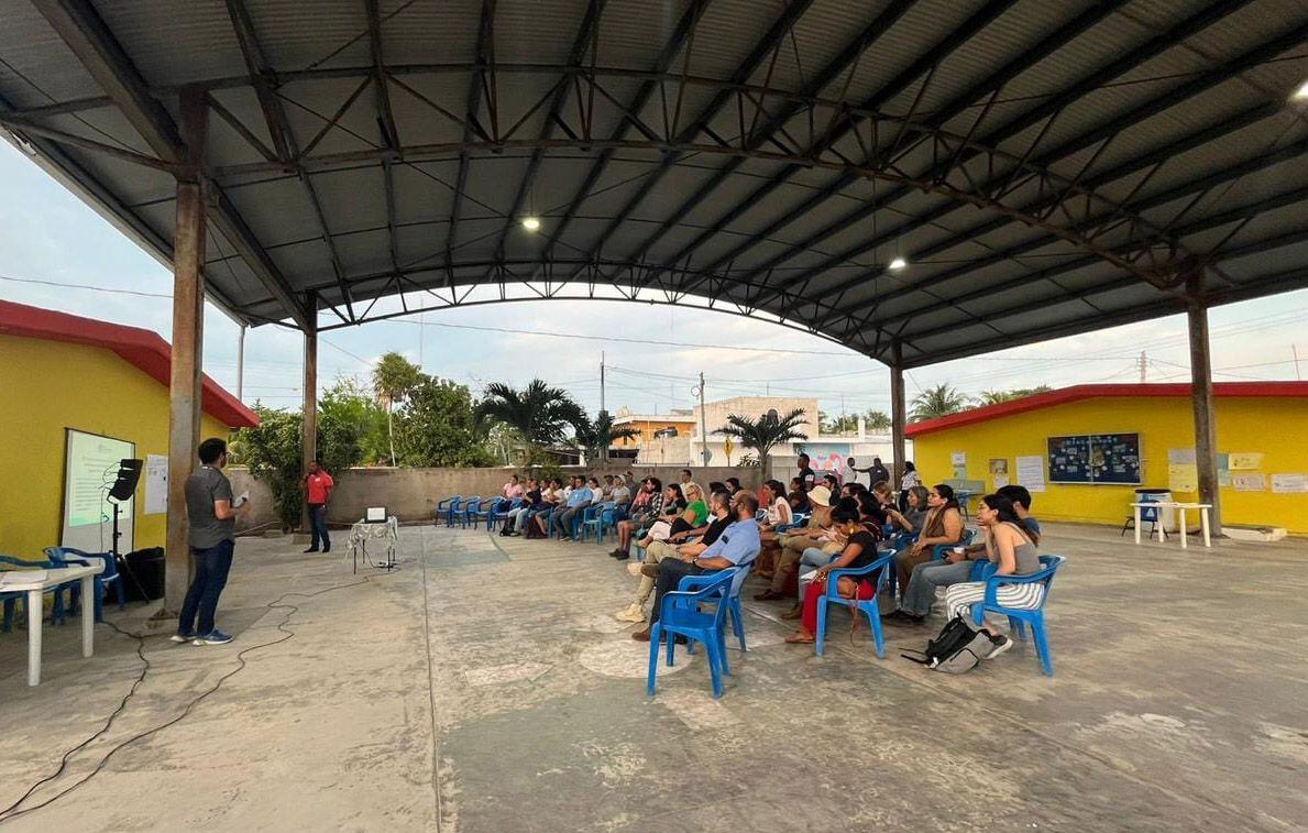 Encuentro del Comité Comunitario de la población pesquera El Cuyo, al oriente de Yucatán (México).