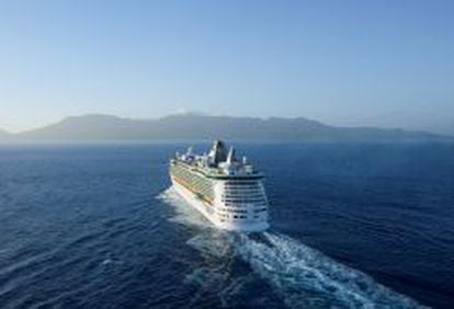 El Royal Caribbean Freedom navegando en alta mar.