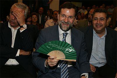 Javier Arenas, Mariano Rajoy y Juan Ignacio Zoido, en el acto del PP en Sevilla.