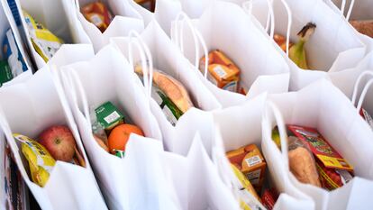 Conjunto de cestas de alimentos listas, preparadas para repartir.