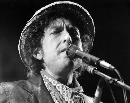 Bob Dylan actúa en el Estadio Olímpico de Múnich en junio de 1984.