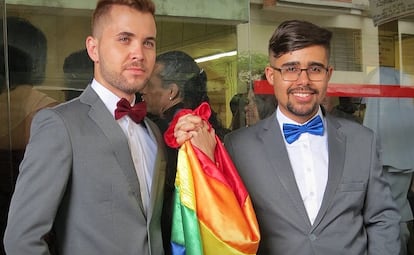 El pastor Gregory Rodrigues, a la derecha, y su marido Uebert Roque.