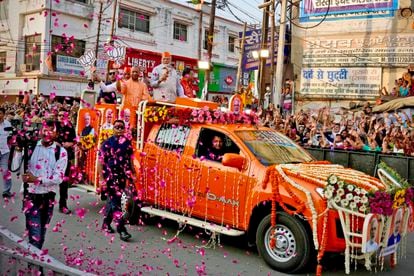 El primer ministro indio, Narendra Modi (centro), y el ministro principal de Uttar Pradesh, Yogi Adityanath, viajan en un vehículo abierto mientras hacen campaña para el Partido Bharatiya Janata (BJP) en Ghaziabad el 6 de abril de 2024.