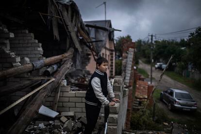 El 26 de septiembre, en Chernihiv (Ucrania), Mykhailo (Misha), de nueve años, se apoya en un muro destruido y mira hacia la calle desde su casa dañada. Desde el 24 de febrero hasta principios de abril hubo intensos combates en la zona. De las 30 casas, solo ocho están actualmente habitadas, mientras que las otras 22 quedaron completamente destrozadas. La casa de Misha sufrió graves daños por los bombardeos, le faltan ventanas, paredes y parte del tejado. A medida que los días y las noches se vuelven más fríos, Misha y su madre, Olena, trabajan para retirar los escombros y cubrir los espacios abiertos con plásticos para protegerse de los elementos.

Tras ocho meses de conflicto, Ucrania se apresura a preparar las viviendas dañadas para el invierno. Al igual que Olena y Misha, miles de familias han decidido no abandonar su hogar. Unas 773.000 casas y empresas siguen sin electricidad y aumenta la preocupación de que el este invierno sea especialmente duro para las familias más afectadas.