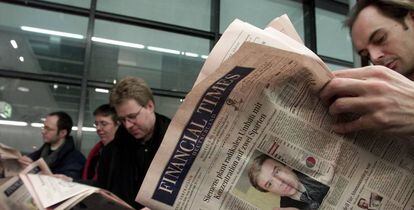 Un hombre lee el periódico Financial Times en Berlín.