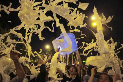 Los manifestantes lanzan papel higiénico al aire.