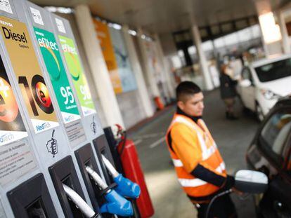 Un empleado echa gasolina en una estaci&oacute;n de servicio en la carretera de Extremadura, en Madrid.