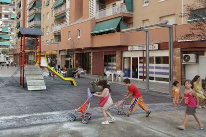 Niños en un parque infantil en Barcelona.