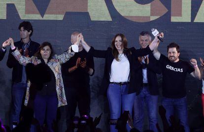 Maria Eugenia Vidal (con camiseta blanca) celebra los resultados electorales el domingo en Buenos Aires.
