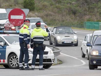 Miembros de los Mossos d'Esquadra y de la policia local de Cassà de la Selva (Girona) realizan un control de alcohol en la carretera C-65. 