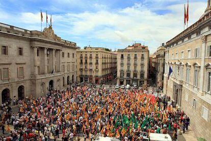 Protesta de funcionarios ante el Palau de la Generalitat, ayer.