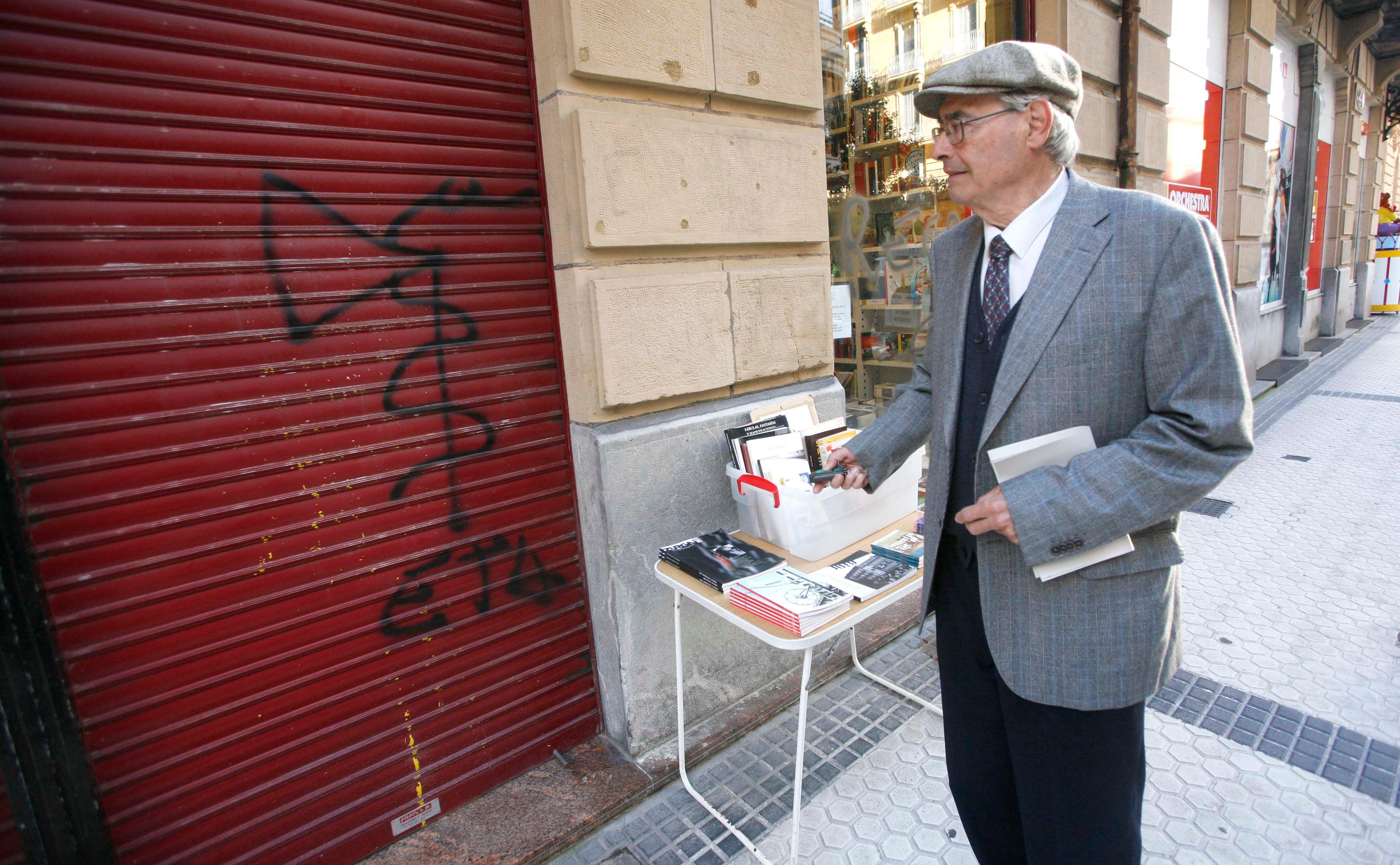 Ignacio Latierro, actualmente retirado, acude a la librería en octubre de 2010 tras  ser atacada con pintadas.