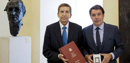 Ignacio Gonz&aacute;lez con el fiscal jefe Madrid, Manuel Moix.