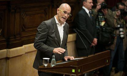 El diputado de JxSí Raül Romeva ha afirmado en el Parlament que la resolución soberanista de su grupo y la CUP marcará un antes y un después en la condición política de Cataluñaa: "Empezamos a trabajar ya en la construcción de un Estado que dé respuesta a los enormes y urgentes retos actuales".