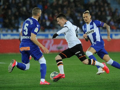 Gameiro avanza entre los defensores del Alavés