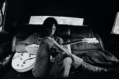 Neil Young en el interior de una limusina con su guitarra modelo Gretsch White Falcon, en 1970. Fotografía de Joel Bernstein