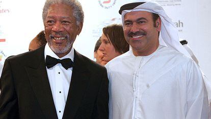 Morgan Freeman y el director del festival de los Emiratos Árabes.