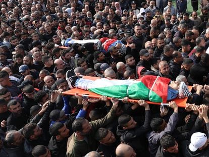 Los asistentes al entierro de los seis jóvenes palestinos, asesinados tras un ataque en el campo de refugiados Nur Shams, llevan sus cuerpos el 27 de diciembre.
