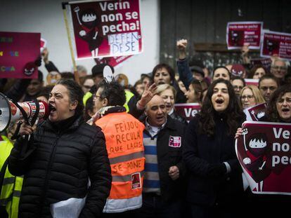 Pasada concentracion ante del Parlamento gallego, bajo el lema “Verin non se pecha”, con la movilizacion de distintas plataformas en contra del cierre del paritorio.