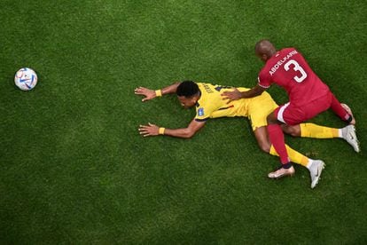 El jugador de Ecuador Michael Estrada (a la izquierda) y el qatarí Karim Hassan Abdel, en el suelo tras una jugada.