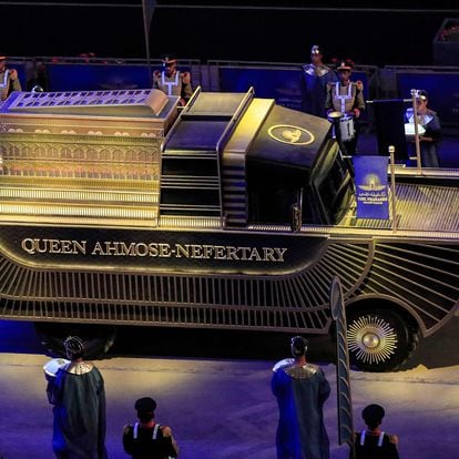 El carro que lleva la momia de la reina Ahmose Nefertari durante su traslado por las calles de EL Cairo.