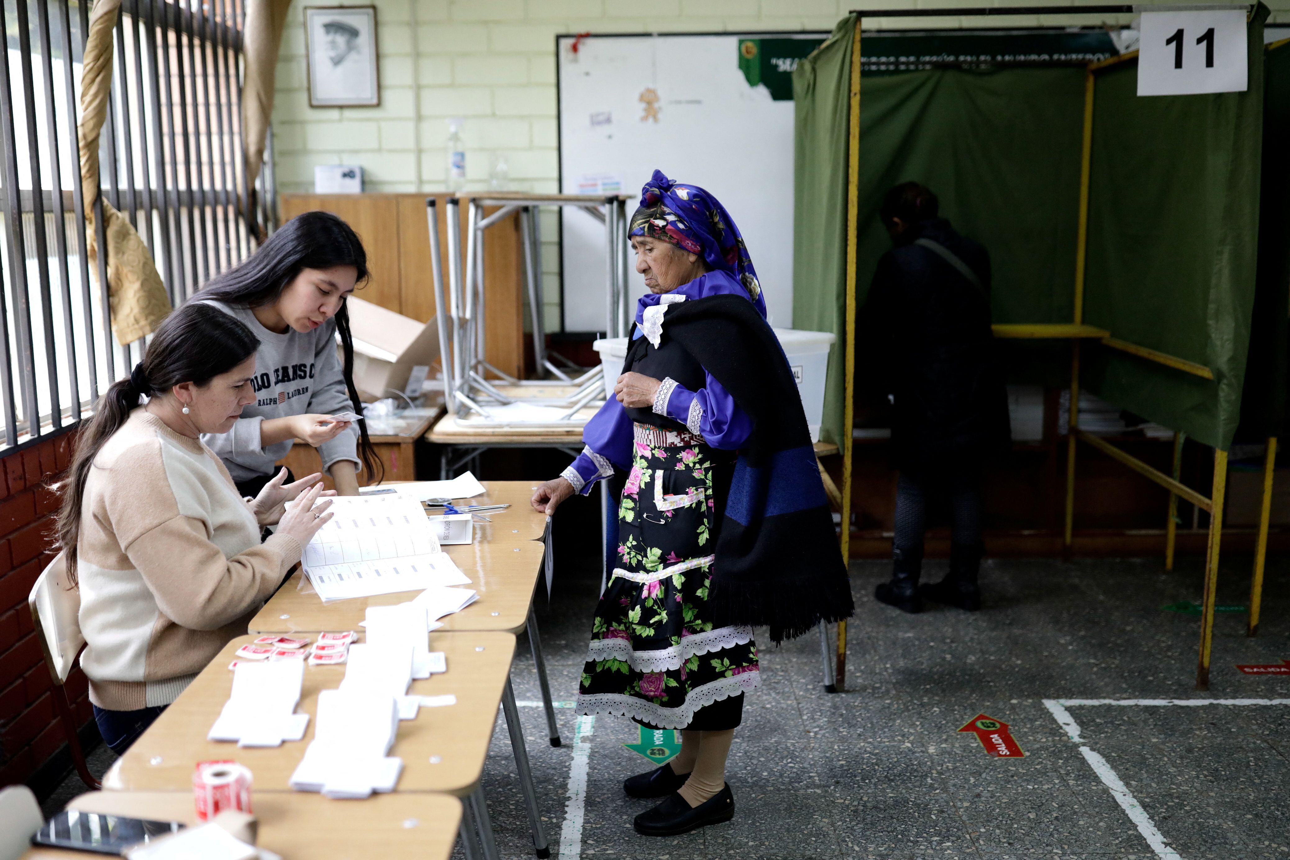 Una mujer en un centro de votación en Temuco, Chile.