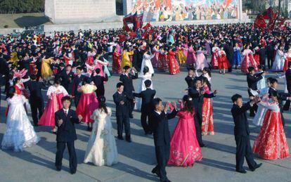 Parejas norcoreanas bailan el pasado 11 de abril para celebrar el primer aniversario del líder Kim Jong-Un.