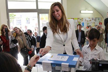 La presidenta del PPC, Alicia Sánchez-Camacho, acompañada de su hijo, ha ejercido su derecho al voto en su colegio electoral de Barcelona, durante las séptimas elecciones al Parlamento Europeo que se cele.