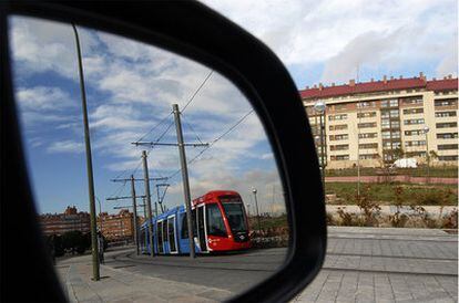 Vagones de metro ligero a su paso por la estación de Antonio Saura, en Sanchinarro.