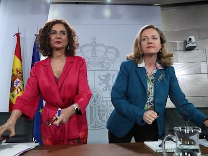 La ministra de Hacienda, María Jesús Montero, y la vicepresidenta Nadia Calviño.