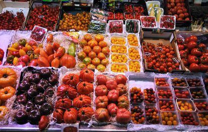 Distintas variedades de tomates en el Mercado de la Boquería (Barcelona).