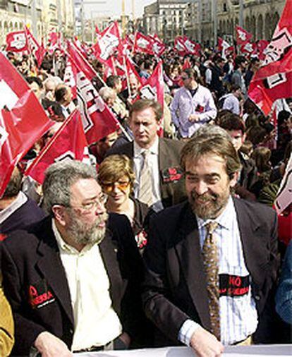 Cándido Méndez y Juan Alberto Belloch, durante la protesta en Zaragoza.