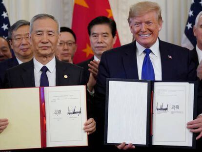 El viceprimer ministro chino Liu He y el presidente Donald Trump, tras la firma del acuerdo para parar la guerra comercial.