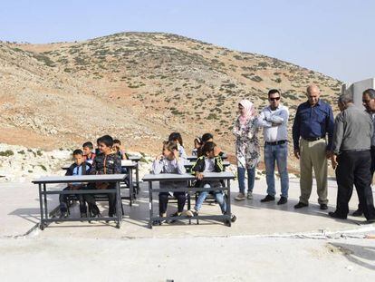 Alumnos de la localidad palestina de Ibziq dan clase en el solar de las aulas desmanteladas por el Ejército de Israel, en octubre de 2018. Imagen cedida por la ONG B'Tselem.