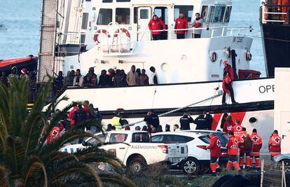 Personal de la Cruz Roja junto al barco de la ONG 'Proactiva Open Arms' a su llegada al puerto de Crinavis (Cádiz).