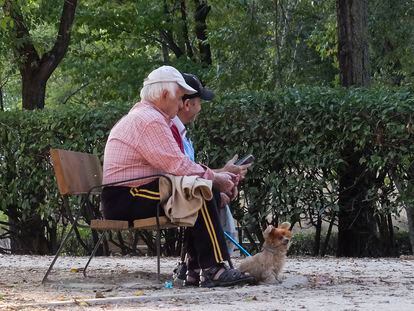 Dos jubilados en un parque de Madrid.