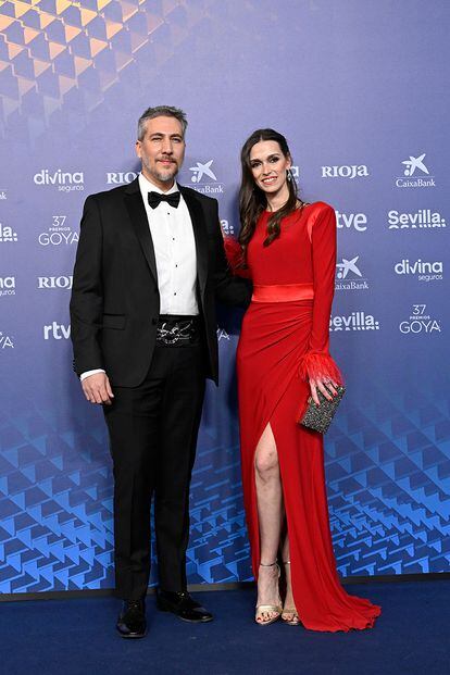 Alberto Ammann, con un esmoquin clásico combinado con un llamativo cinturón de Casa Libertas, y Clara Méndez-Leite, de rojo y con abertura lateral, con vestido de Silvia Fernández y joyas de Bárcena.