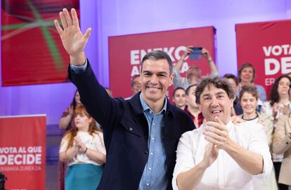 Pedro Sánchez y Eneko Andueza, en el acto central de los socialistas vascos celebrado en San Sebastián.